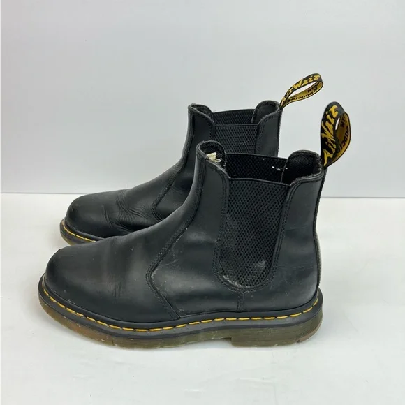 Dr. Martens Boots Women’s Size 8 Black Leather Chelsea Boots Yellow Stitching - Picture 2 of 9